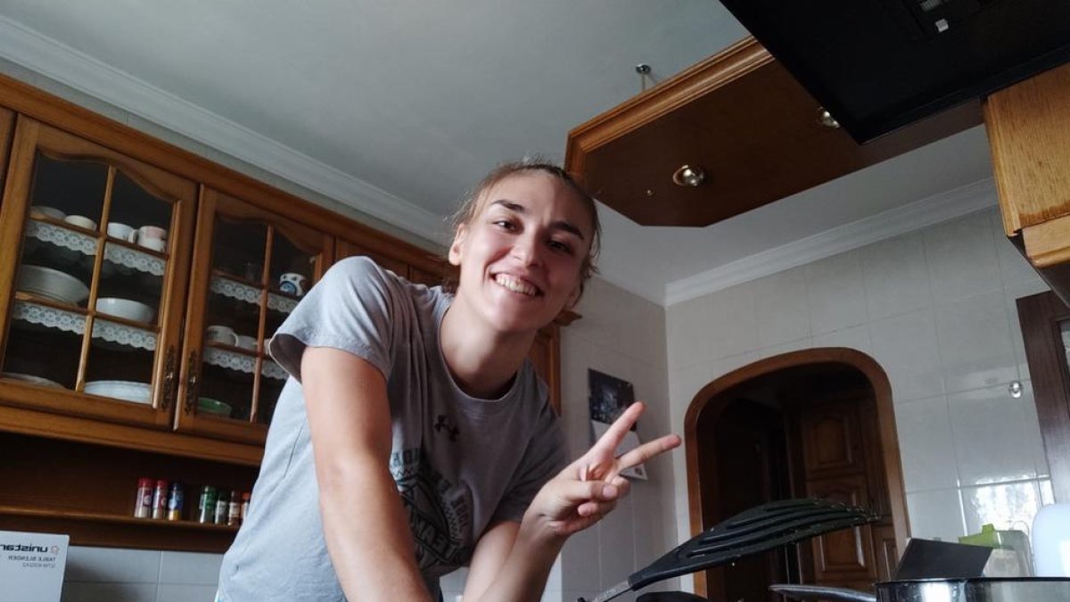 Ari Pujol, cocinando en su casa de La Seu, donde está aislada después de pasar los test de Covid-19.