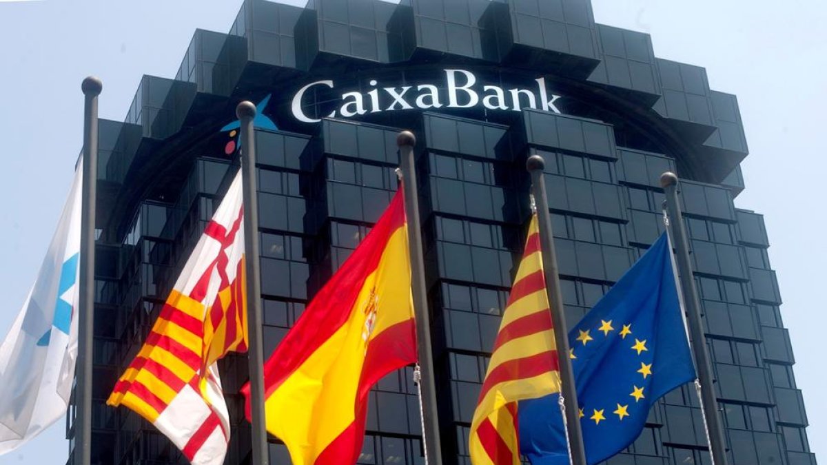 CaixaBank i sindicats assoleixen un preacord sobre l'ERO de 2.157 empleats