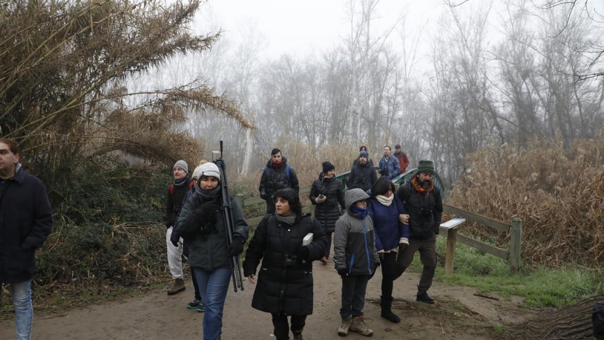 Participantes ayer en el censo de aves acuáticas hibernantes en la Mitjana.
