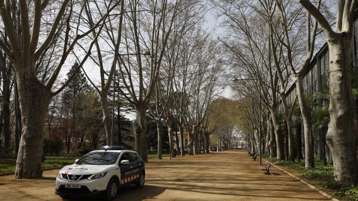 Una patrulla de los Mossos en los Camps Elisis de Lleida.