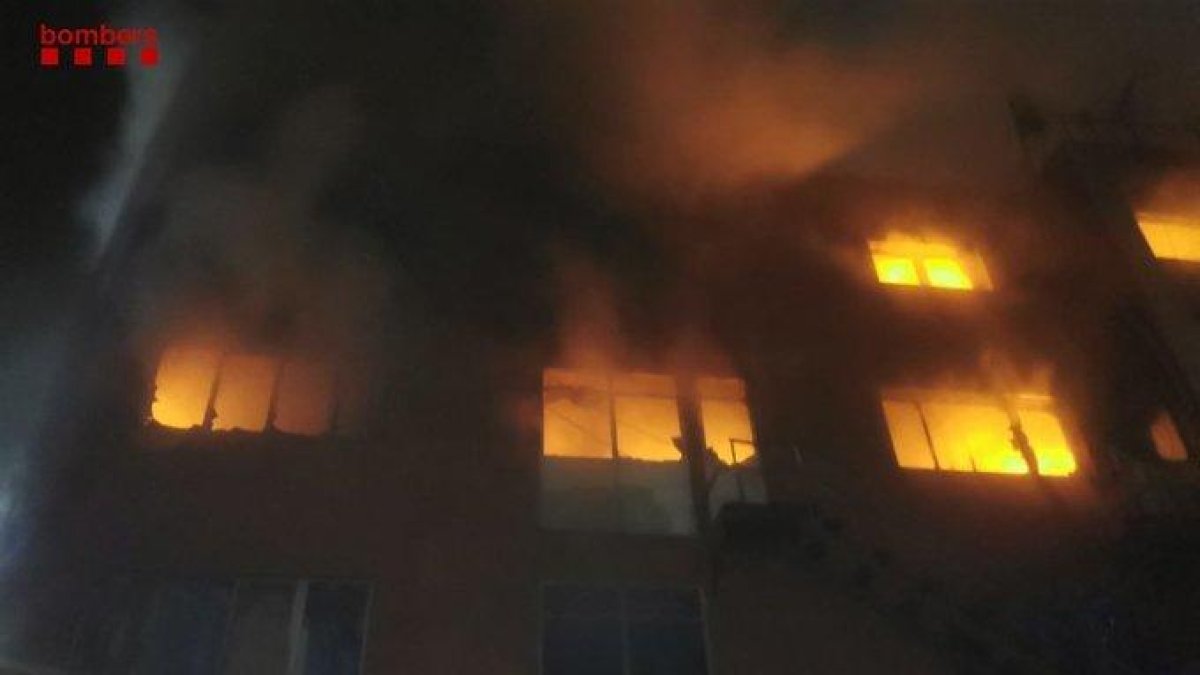Almenys dos morts i 17 ferits en l'incendi en una nau okupada a Badalona