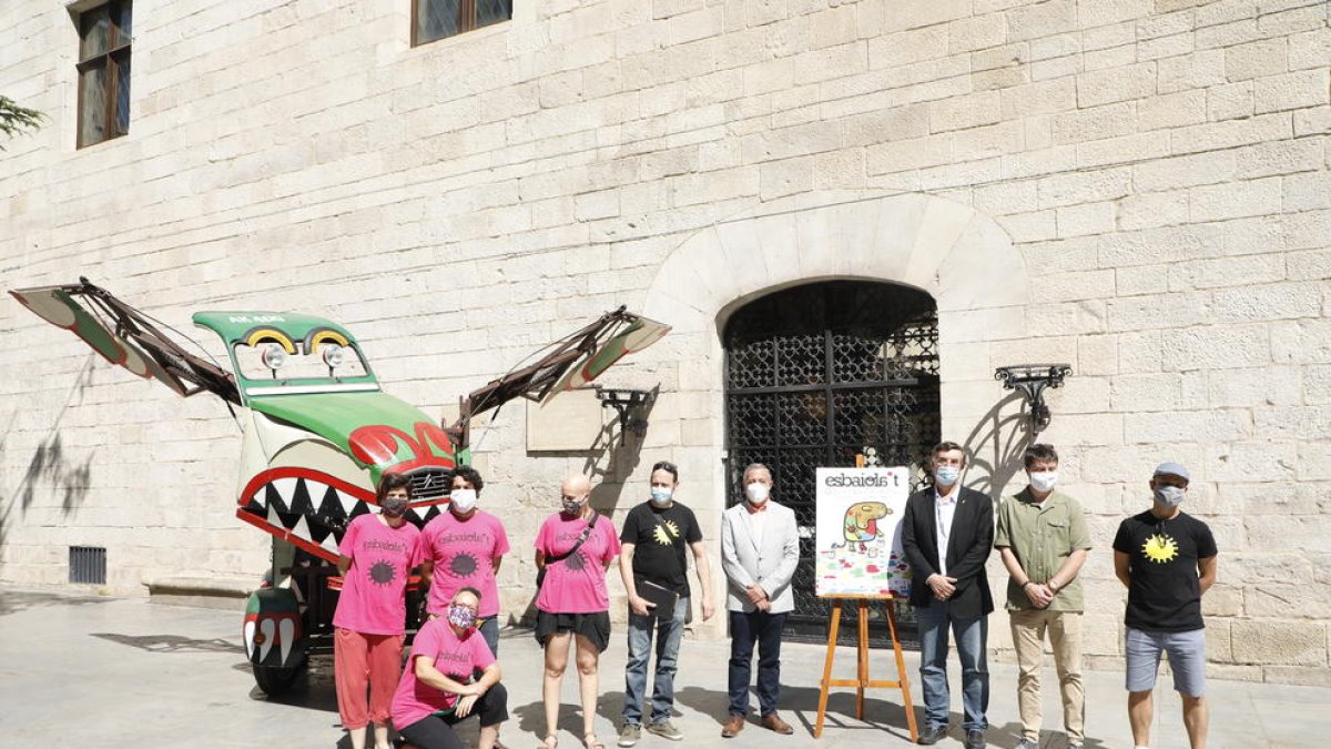 Presentació de l’Esbaiola’t, amb La Baldufa, l’alcalde d’Esterri i representants de l’IEI i de Cultura.