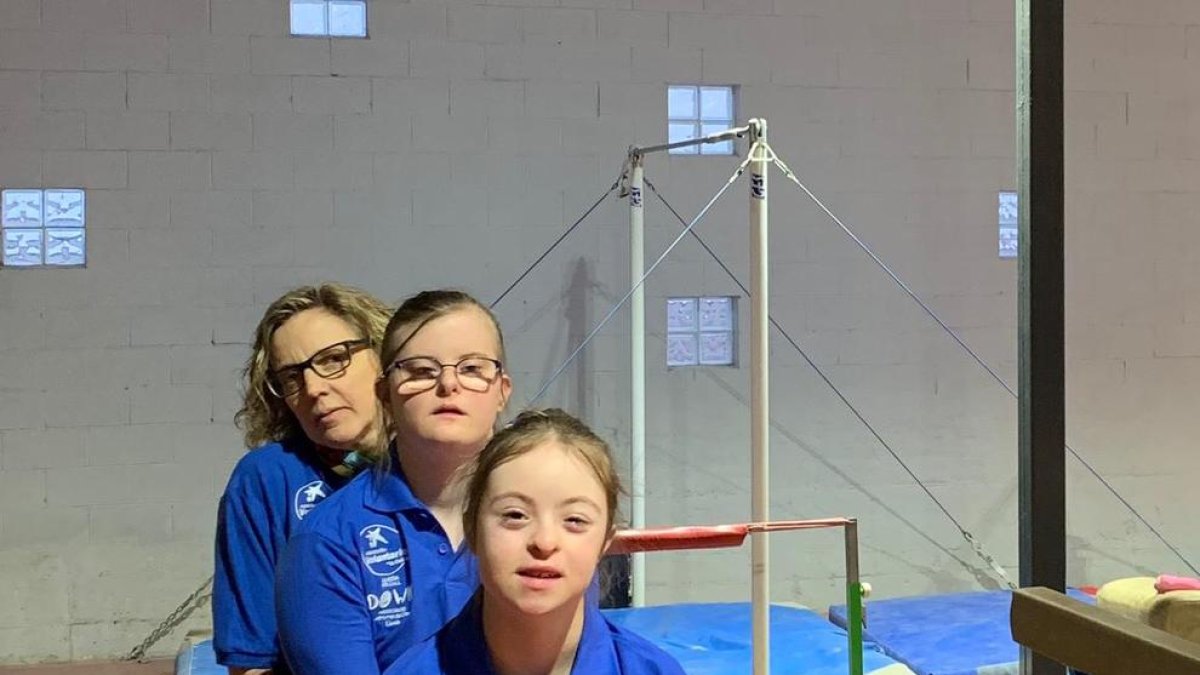 Àngela y Marta, junto a Maribel Moncasi, antes del confinamiento.