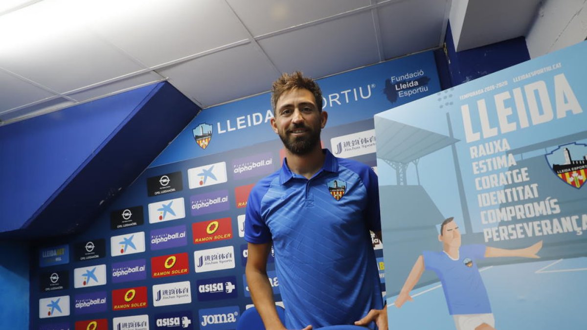 Molo, entrenador del Lleida, en la sala de prensa del estadio.