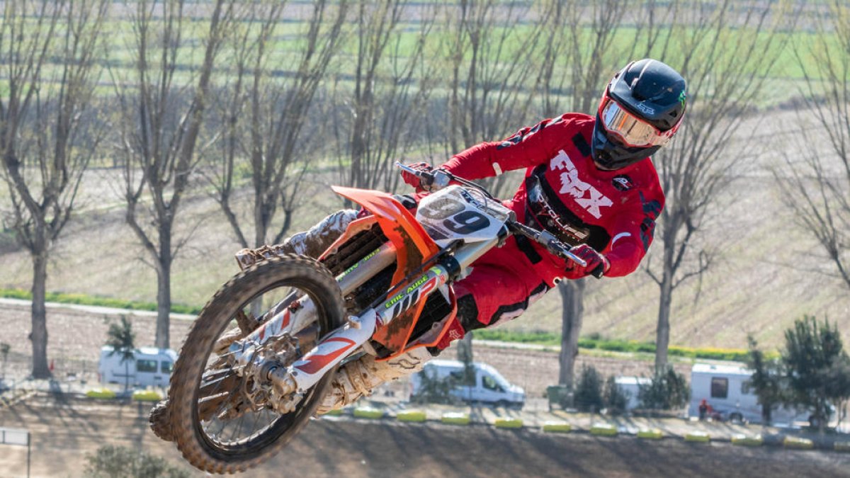Jorge Zaragoza, segundo en MX Élite, volando durante un salto en la jornada de ayer.