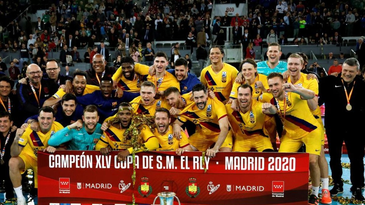Els jugadors del Barça celebren el títol de Copa després de derrotar a Madrid el Benidorm.