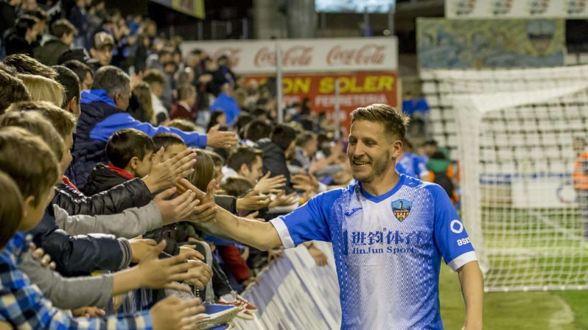 Marc Martínez saluda aficionats a l’acabament de l’últim partit jugat al Camp d’Esports.