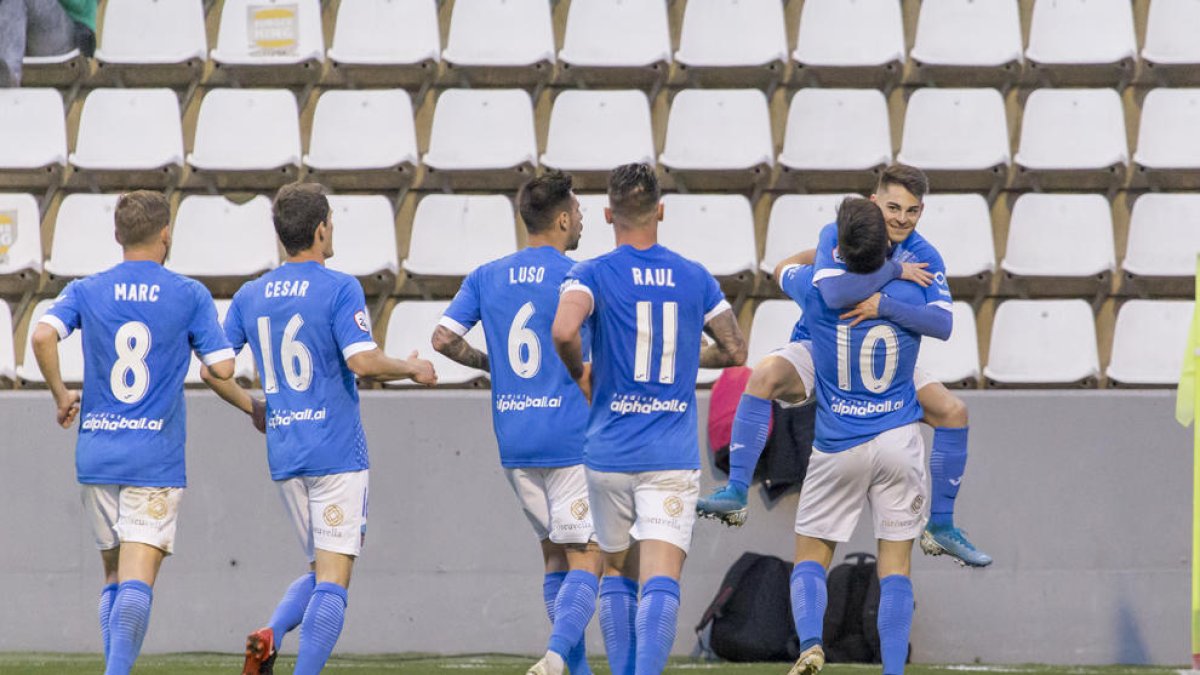 Liberto abraza a Xemi tras marcar este el gol que supuso la tranquilidad en el segundo tiempo.