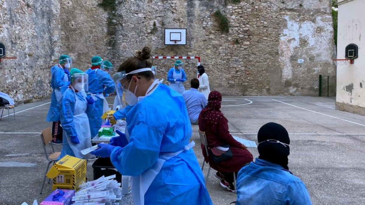 Imatge de sanitaris fent proves PCR a Tortosa.