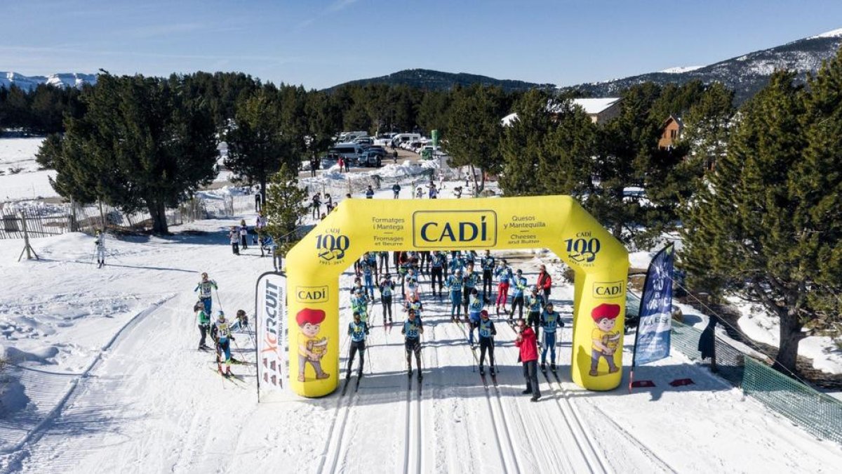 Participants en la sortida de la Marxa Pirineu disputada ahir entre les estacions de Lles i Aransa.