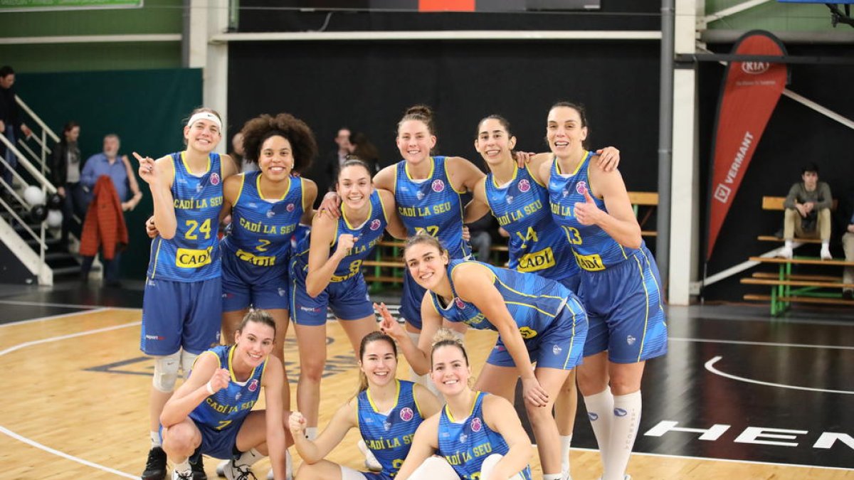 L’equip, celebrant la victòria a la pista del Hema belga.