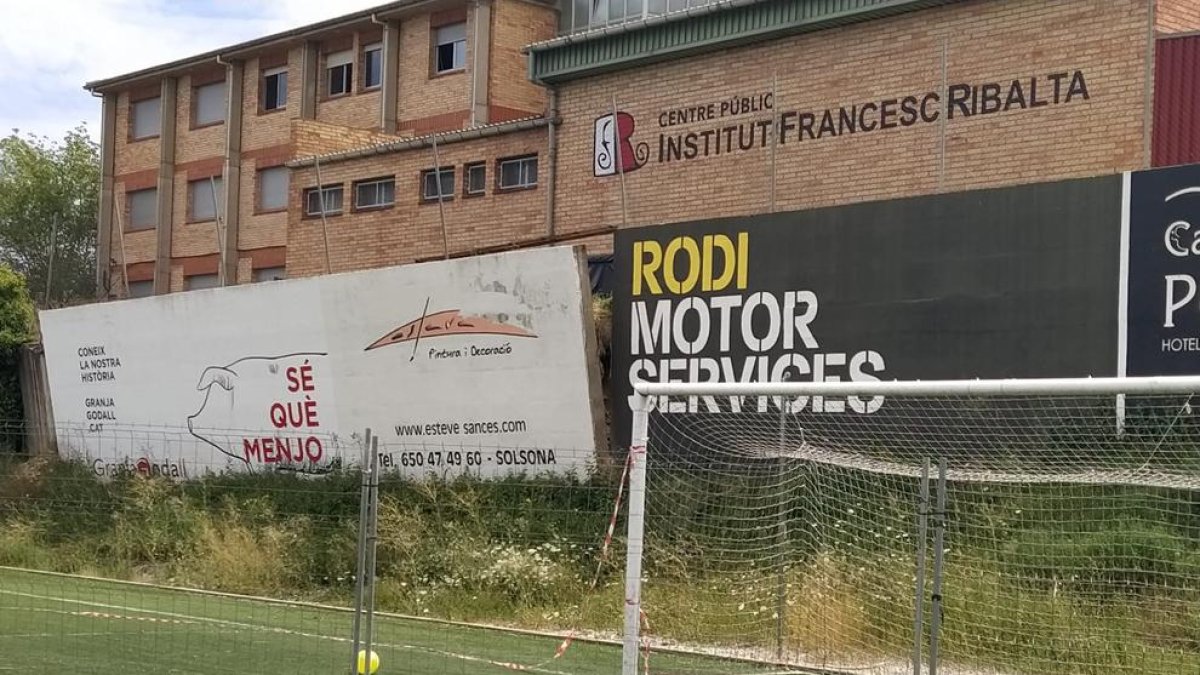Imagen del muro que cedió y que separa el campo de fútbol con el Institut Francesc Ribalta.