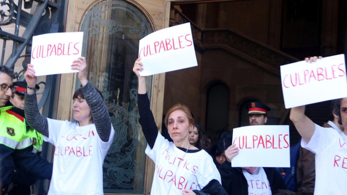 Montse, a la izquierda,  fue víctima de Pardo en 2002 y ayer protestó ante la Audiencia de Barcelona.