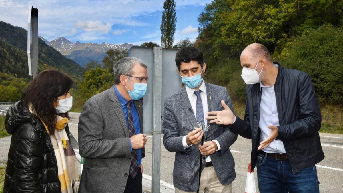 Boya i Puigneró (centre) van visitar les obres per estendre la fibra.