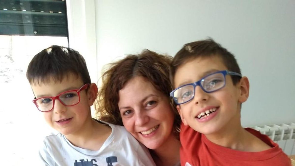 Lídia con sus hijos, Guim, de seis años, y Aniol, de ocho.