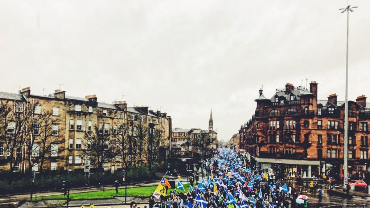 Imatge de part dels manifestants que van sortir ahir als carrers de Glasgow.