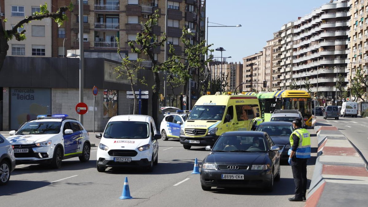 Imagen del control de la Guardia Urbana el jueves al mediodía en Passeig de Ronda.