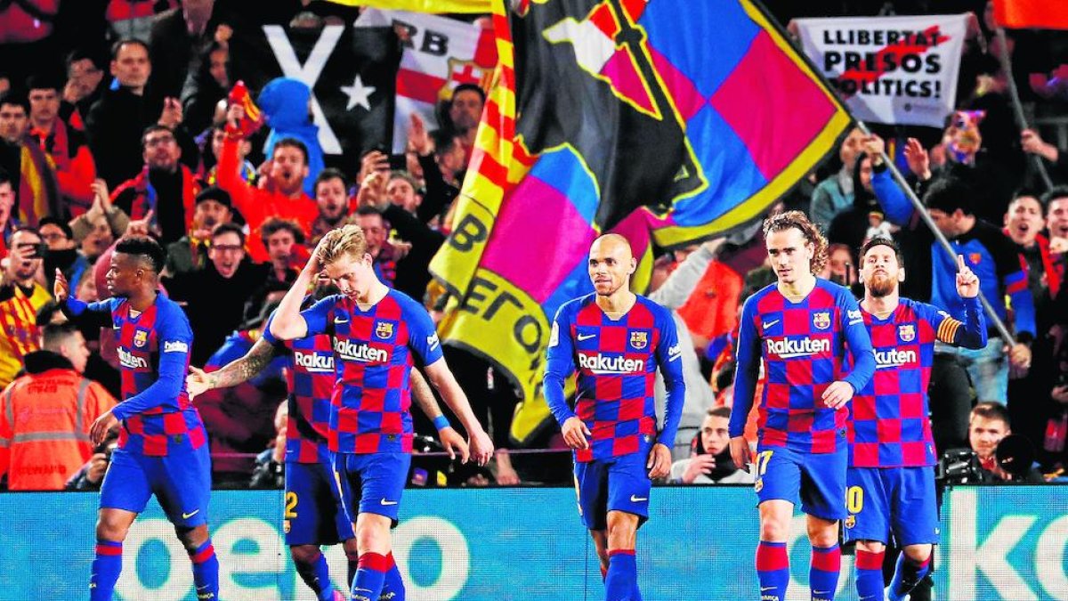 Messi celebra el gol de penalti que marcó el sábado a la Real y que vuelve a hacer líder al Barcelona.