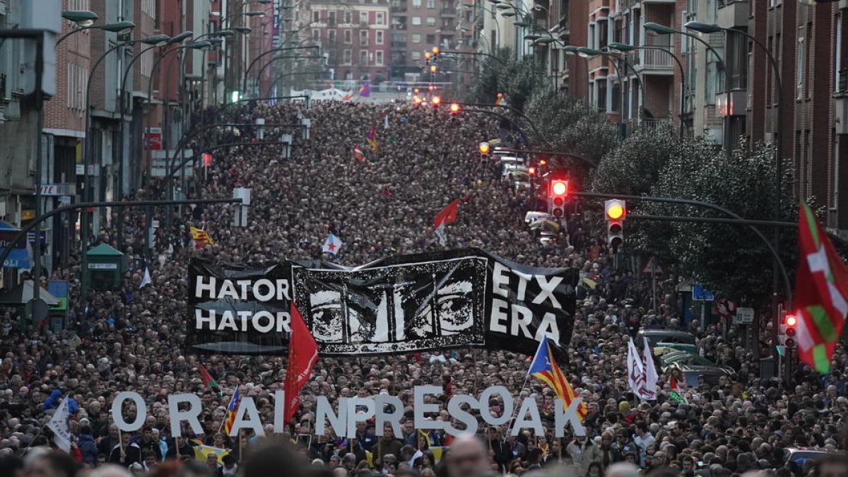 Imatge de la manifestació celebrada ahir a Bilbao a favor dels presos d’ETA.