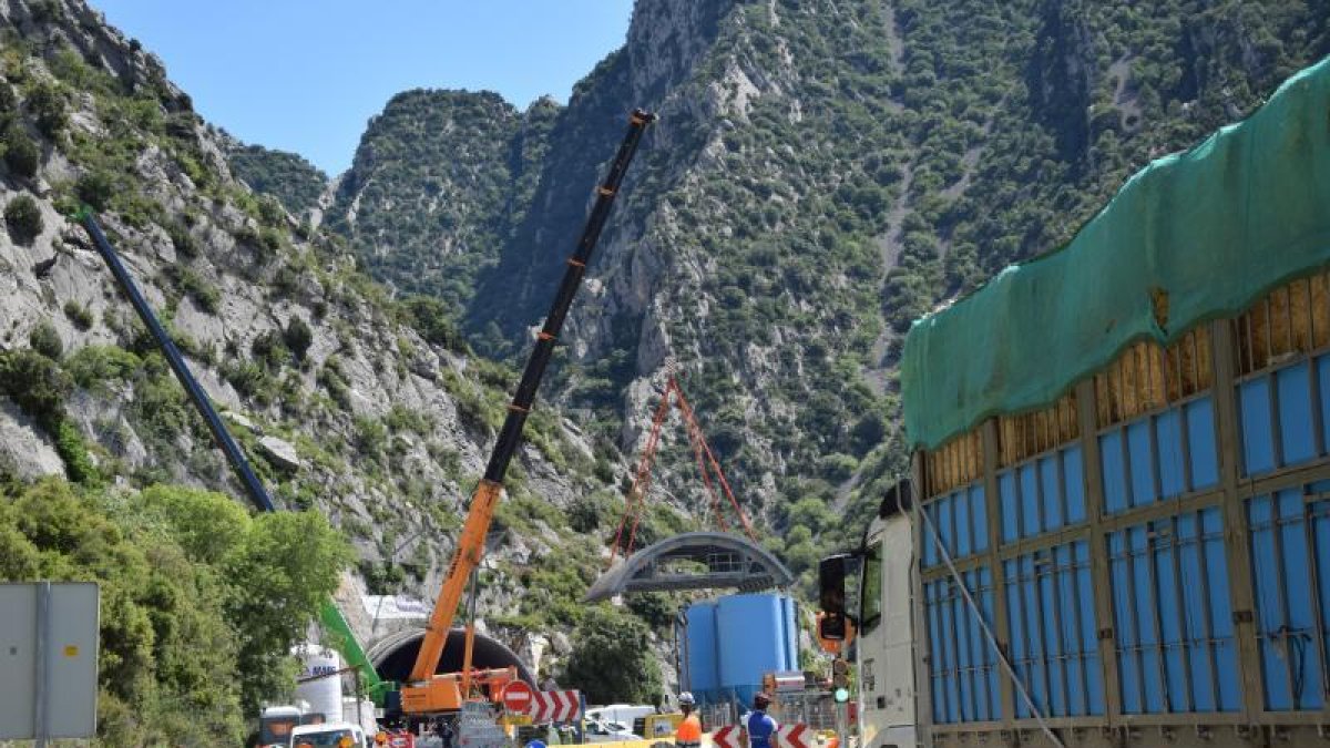 Els treballs d’ahir van requerir dos grans grues, que van obligar a tallar un carril de la C-14.