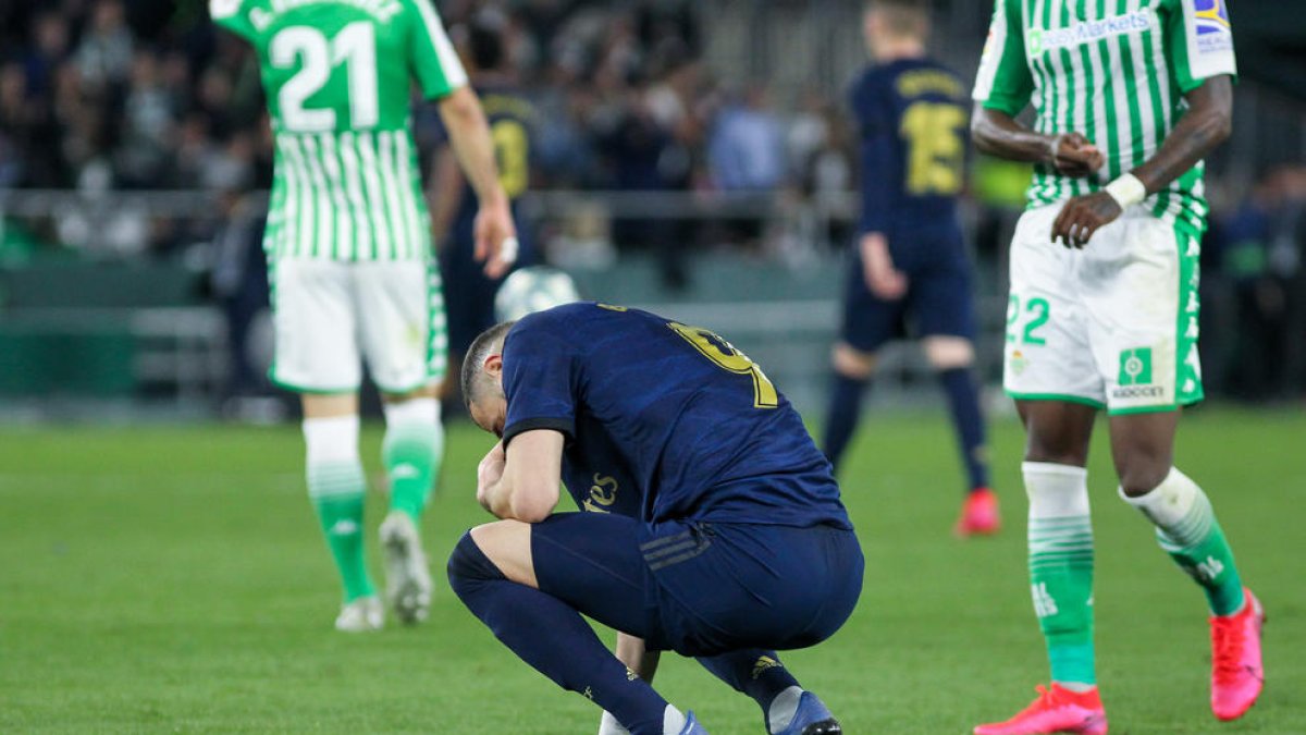 Benzema mostra el seu abatiment al consumar-se la derrota madridista a l’estadi bètic.