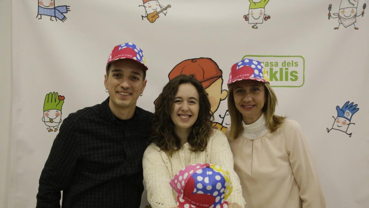 Òscar, Aida y Gloria, con la gorra de la fiesta de Afanoc de Lleida.