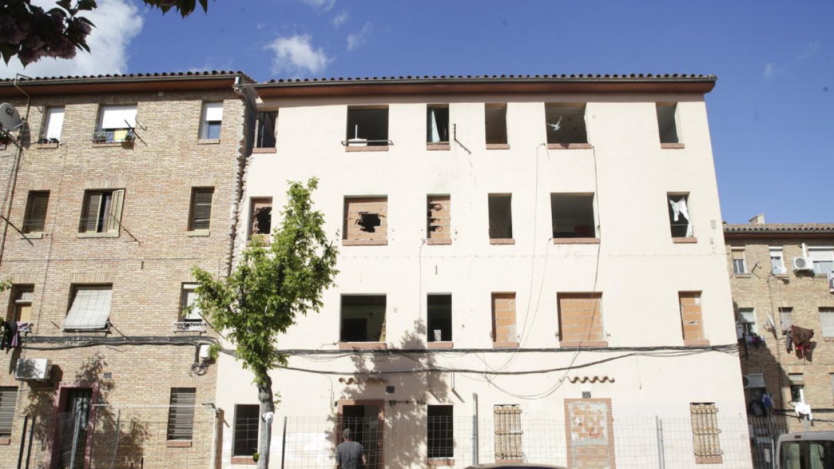 Un operari, al davant de l’edifici que ahir van envoltar amb tanques.