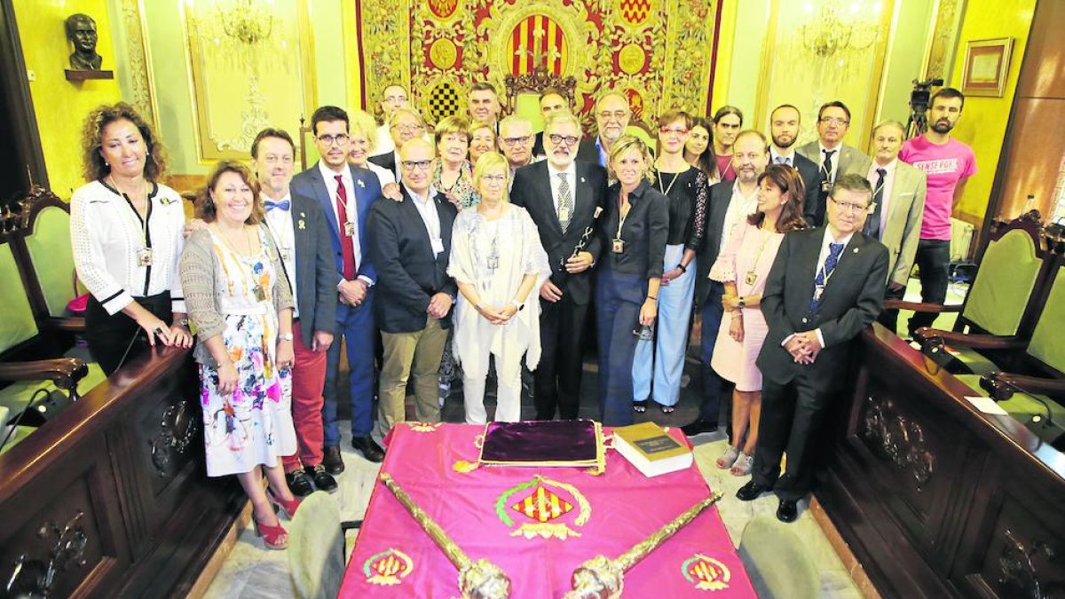 Foto de família dels actuals membres del ple després de la sessió en què va ser elegit alcalde Fèlix Larrosa el 29 d’agost passat.