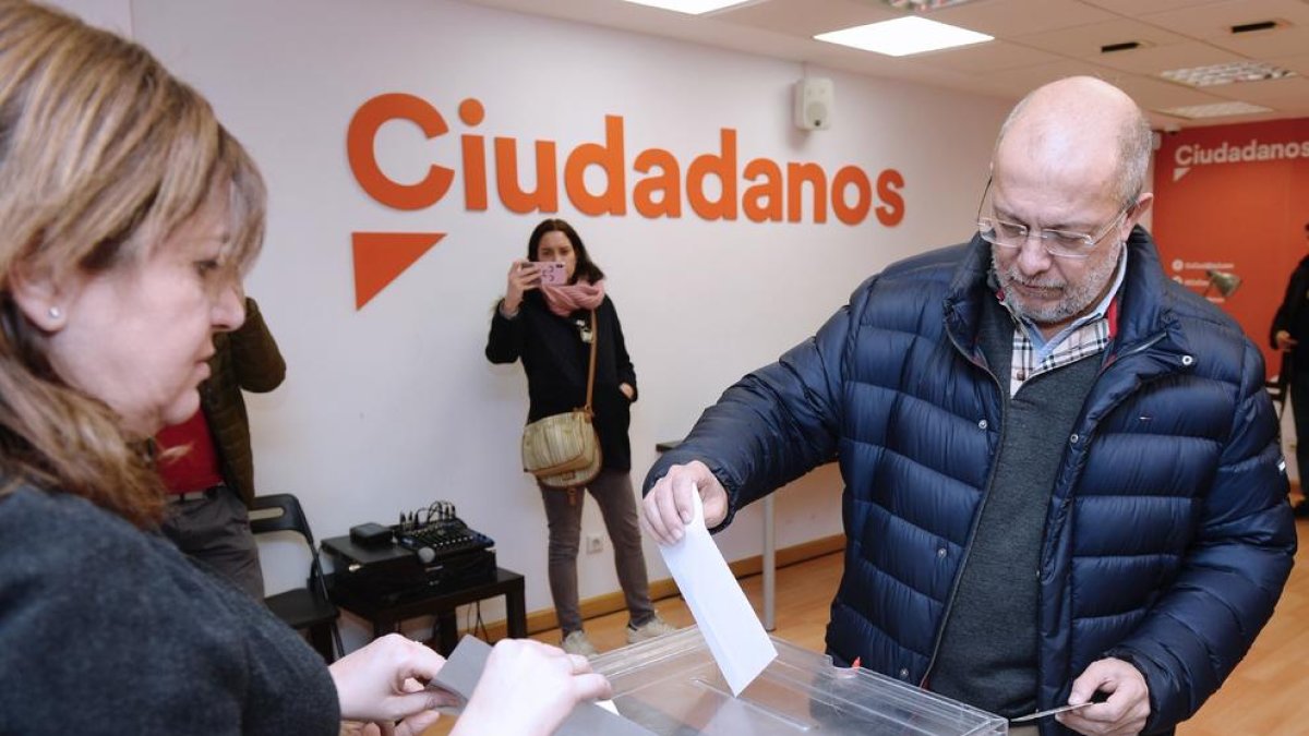 El candidato Francisco Igea emitiendo ayer su voto.