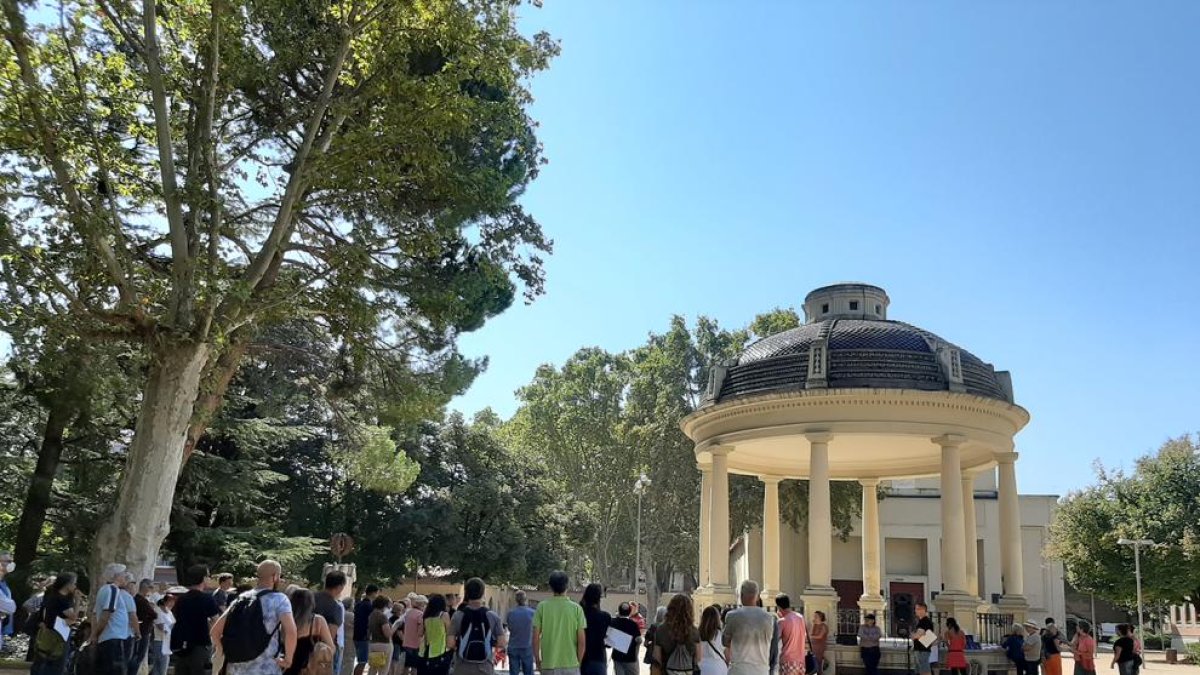 Vista de las personas congregadas ayer junto a la glorieta de los Camps Elisis de Lleida, con Josep Pàmies al frente.