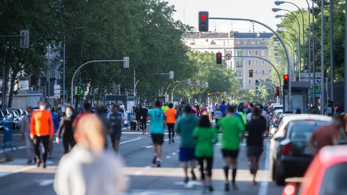 Aglomeraciones ayer en zonas peatonales de Madrid.