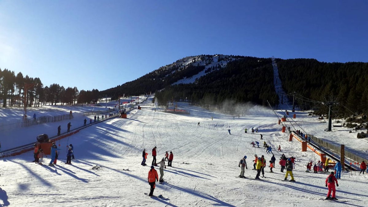 Malgrat la calor dels últims dies, ahir van caure uns 10 centímetres de neu a Port del Comte.