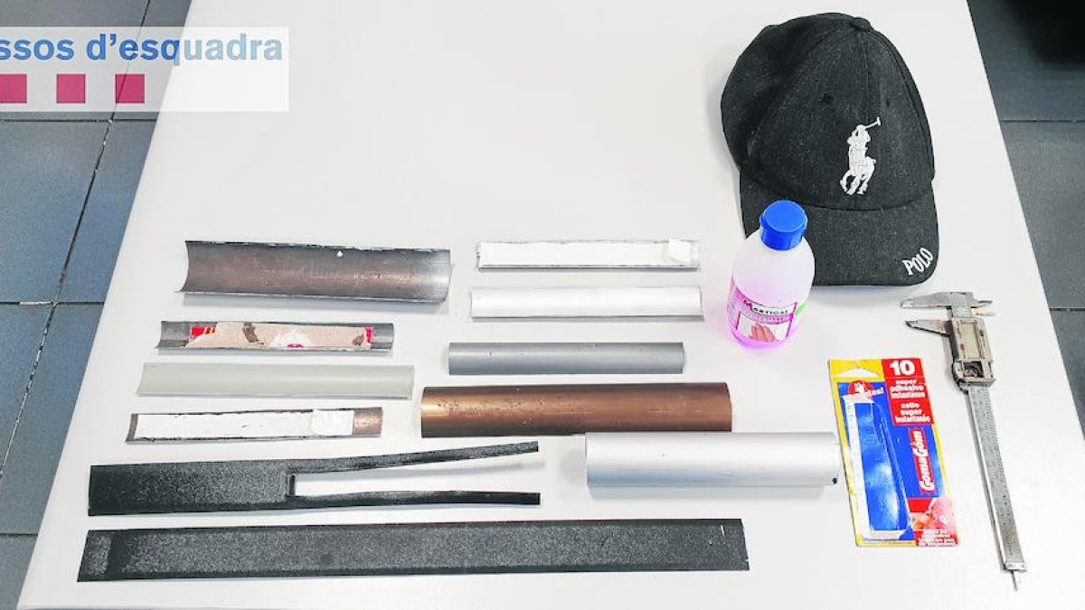 Material confiscat que el detingut tenia al seu domicili per manipular els caixers.