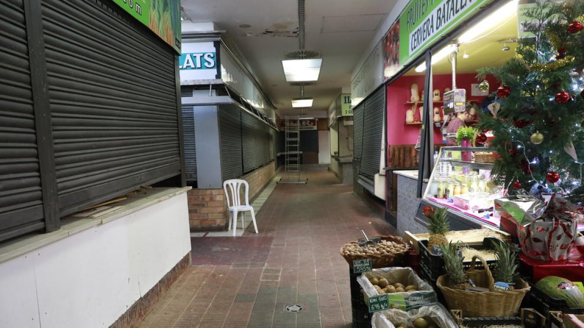 De les trenta parades que pot acollir el mercat, només onze es troben en actiu.