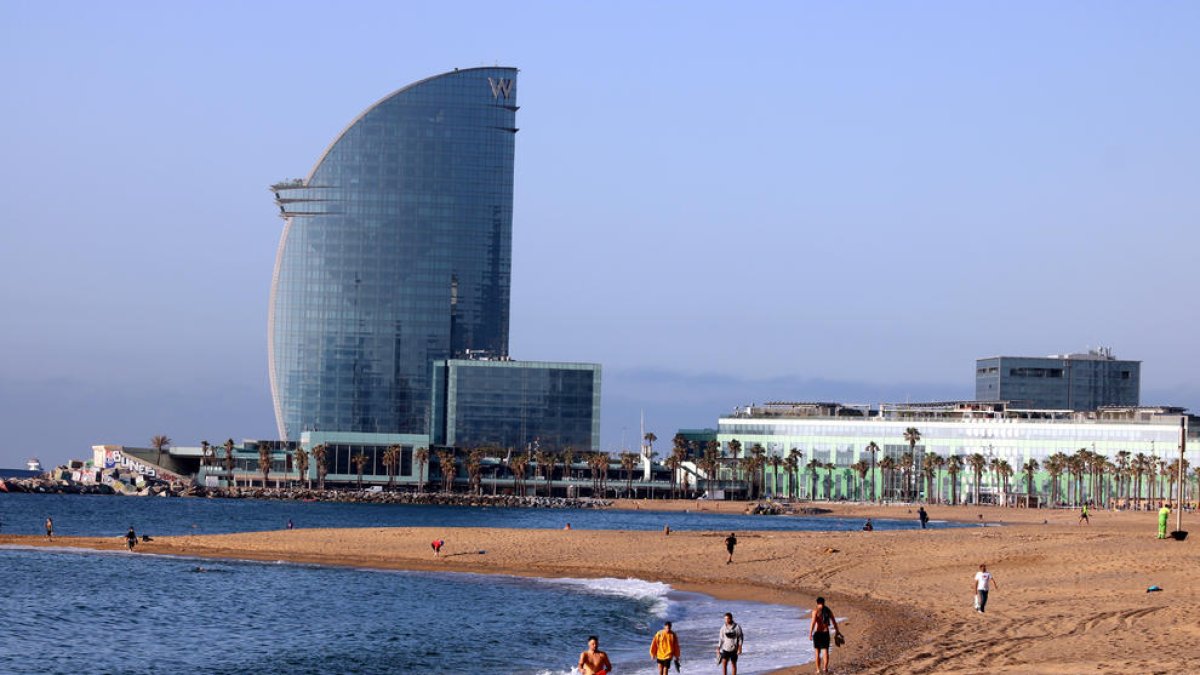 Deportistas en la playa de Barcelona tras la autorización para su uso en tiempo limitado.