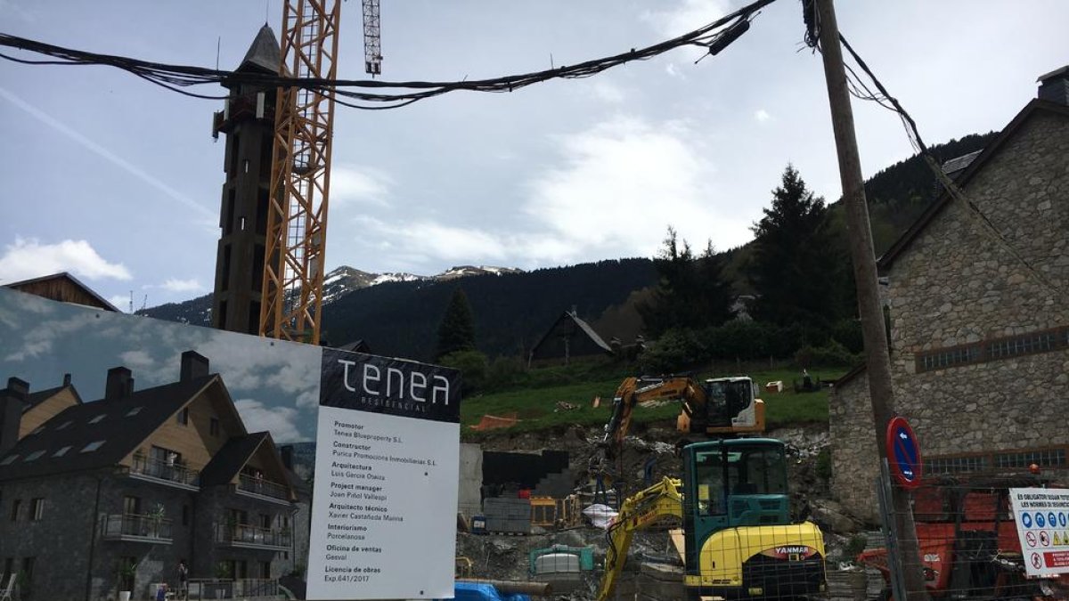 Imatge d’un grup d’habitatges en construcció a la capital aranesa.