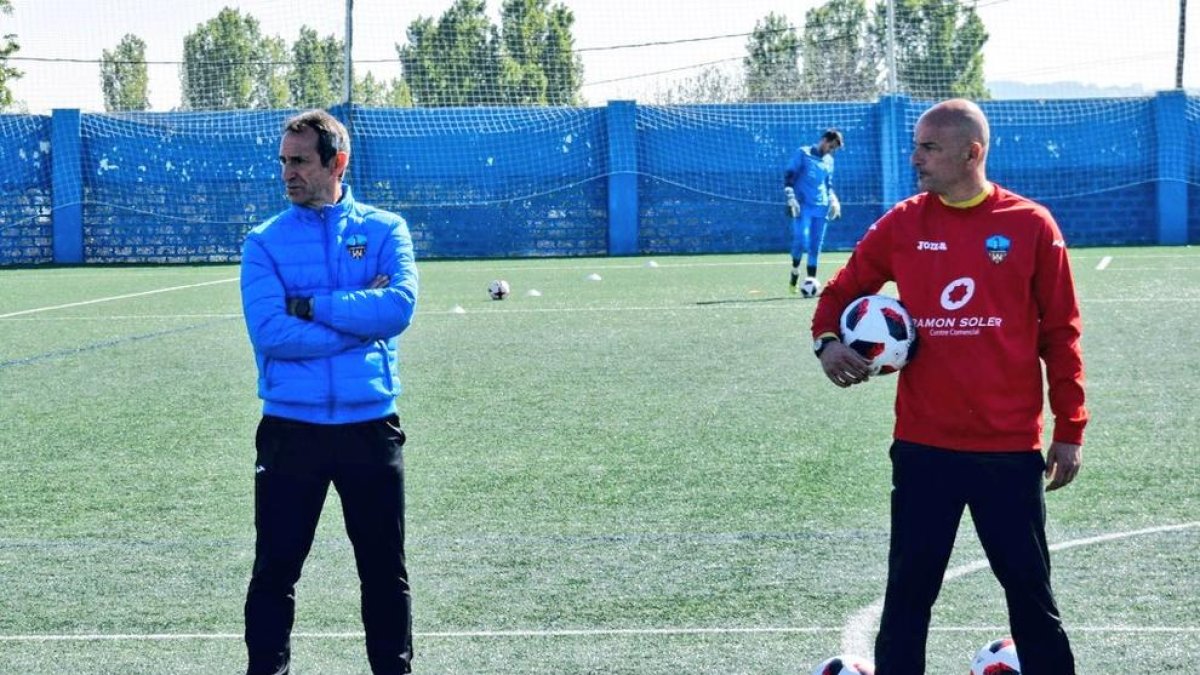Joan Carles Oliva ayer junto al segundo técnico Ismael Mariani durante el entrenamiento de la plantilla.