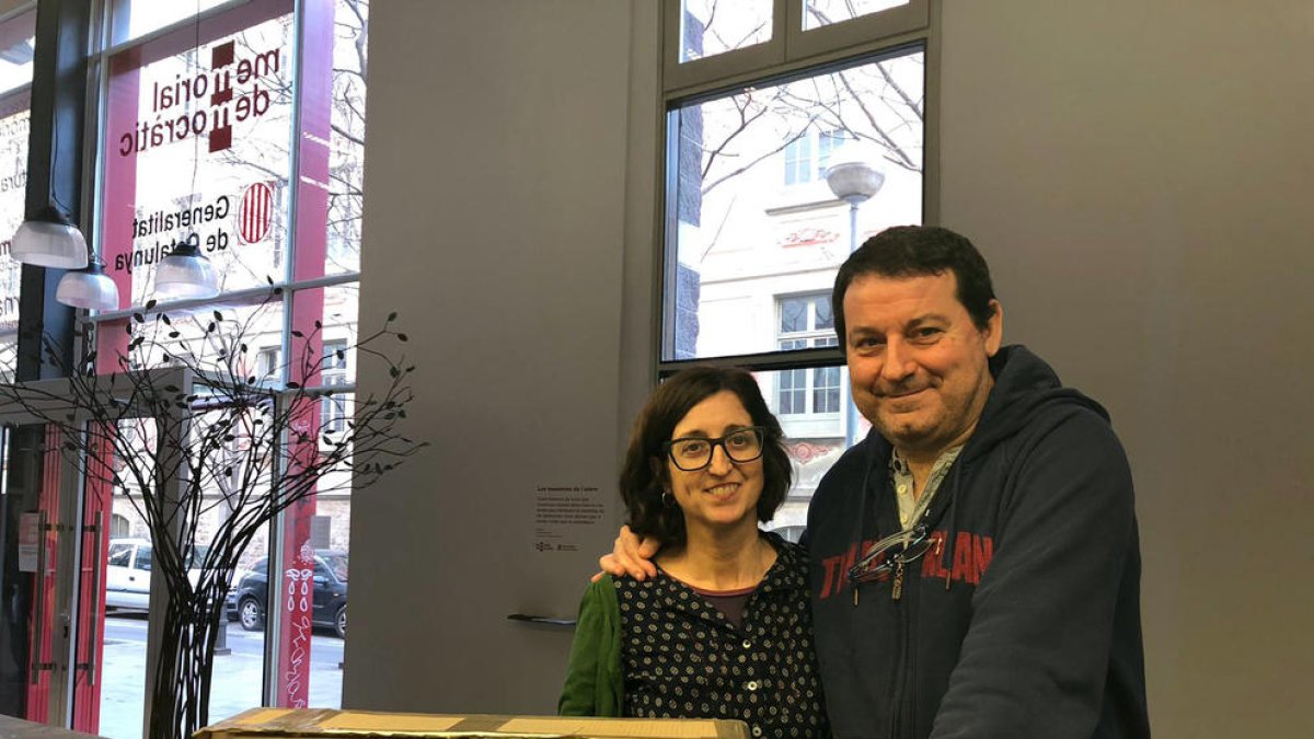 Jordi Oliva va recollir divendres les cinc ‘stolpersteine’ a Barcelona.