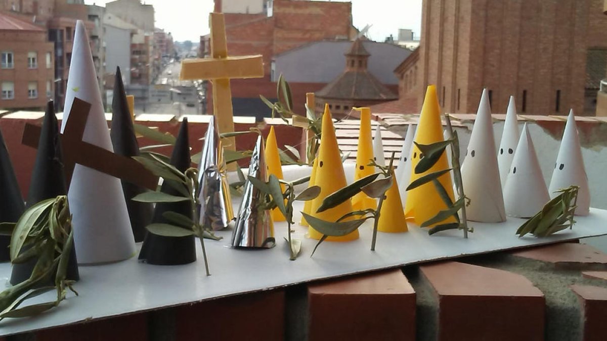 La falta de procesiones ha sido suplida con imaginación, como en este caso de Mollerussa.