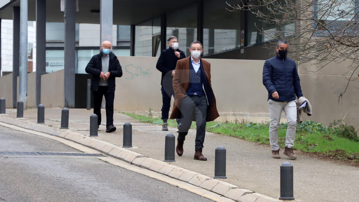 Policías investigados por la agresión a Enric Sirvent el 1-O en Lleida dicen que actuaron