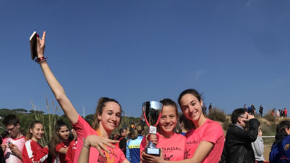 Les integrants de l’equip celebren el títol aconseguit.