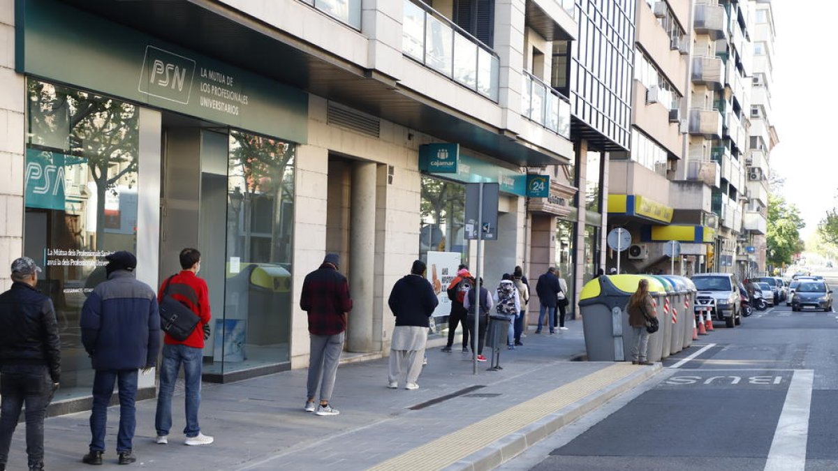 Larga cola de ciudadanos el jueves para acceder a la oficina de Correos de Rambla Ferran.