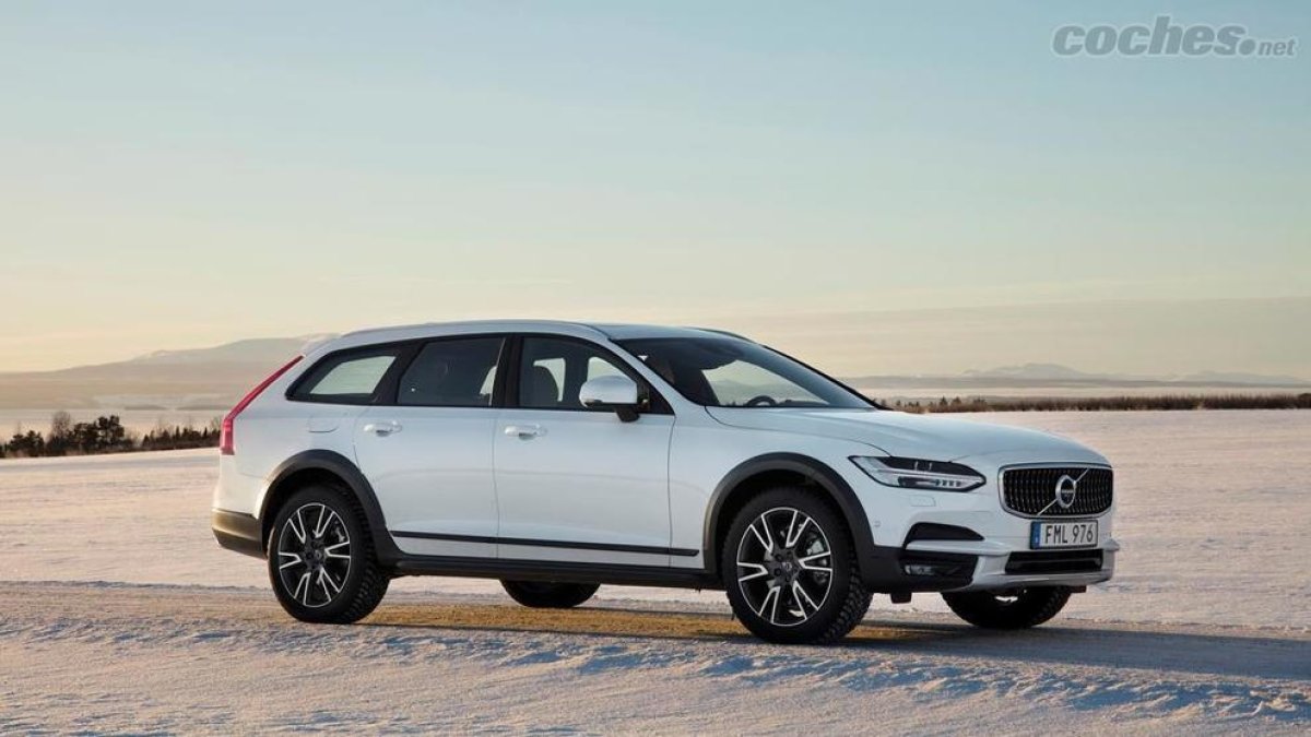 Volvo exhibeix noves versions de l'S90,  V90 i Cross Country