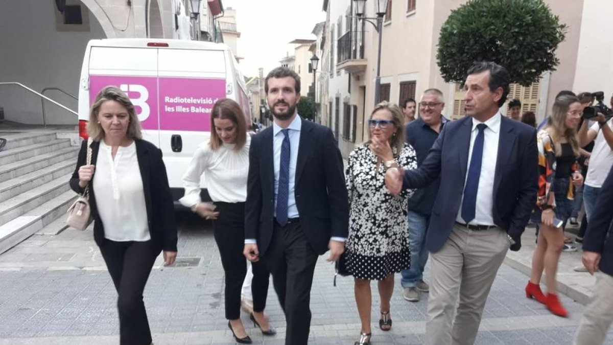El presidente del PP, Pablo Casado, en el municipio mallorquín de Sant Llorenç, ayer.