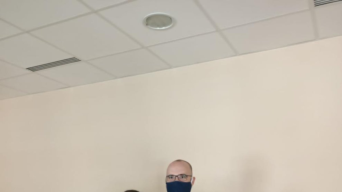 Anna Sàez Guiu i Daniel Cases, amb la regidora Jordina Coït.