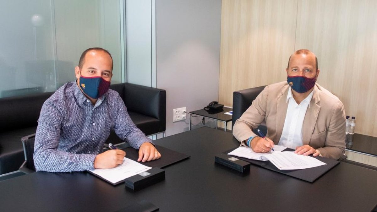 Lluís Cortés, a l’esquerra, en el moment de firmar el seu contracte.