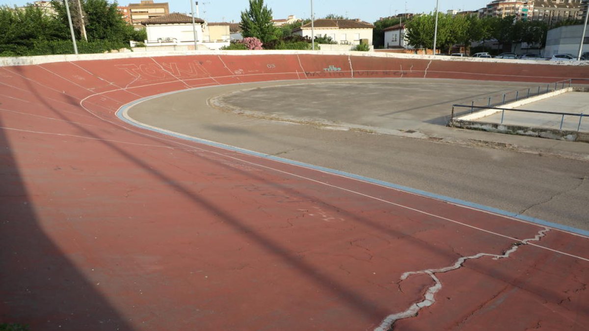 Sobre esta pista tan deteriorada tienen que entrenar los ciclistas leridanos en el histórico velódromo.