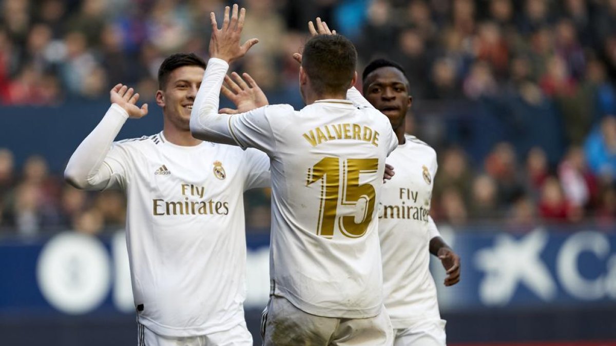 Luka Jovic, que cerró la cuenta del Madrid, celebra su gol con Fede Valverde.