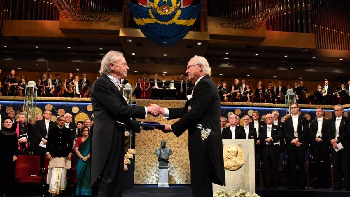 L’escriptor austríac Peter Handke (esquerra), protagonista ahir a l’entrega dels Premis Nobel.