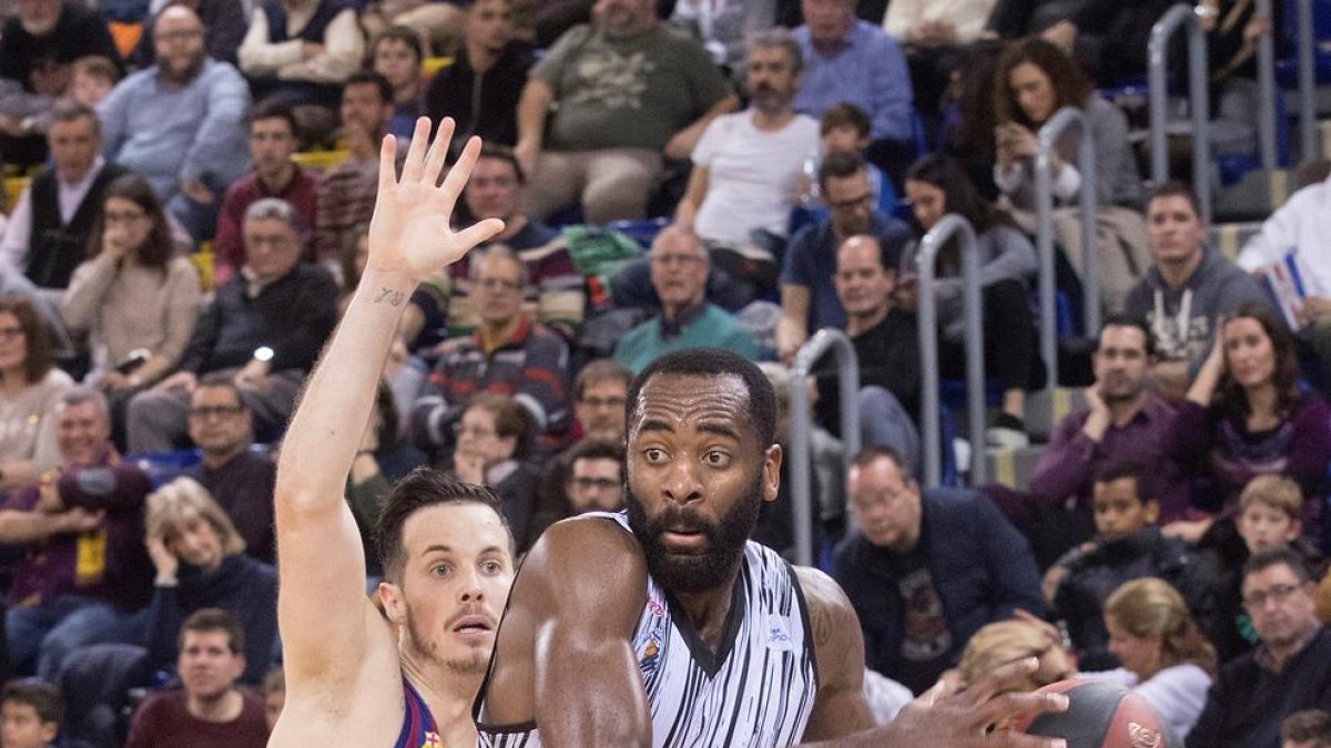 Eyenga, del Fuenlabrada, avanza defendido por Heurtel.